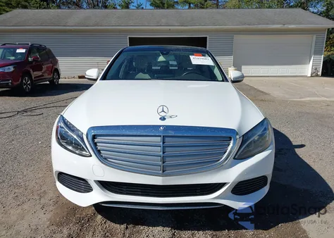 2015 Mercedes-Benz C 300 Luxury 4Matic z USA, uszkodzony, nr VIN 55SWF4KB4FU035020